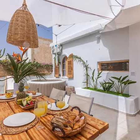 Idalia Stylish With Hot Tub Apartment