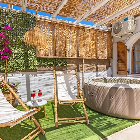 Idalia Stylish With Hot Tub *